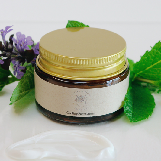 Amber glass jar with gold aluminium lid and botanicals