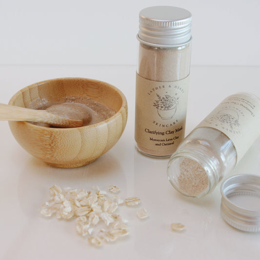 Clear glass bottle with aluminium lid with rhassoul clay and oatmeal